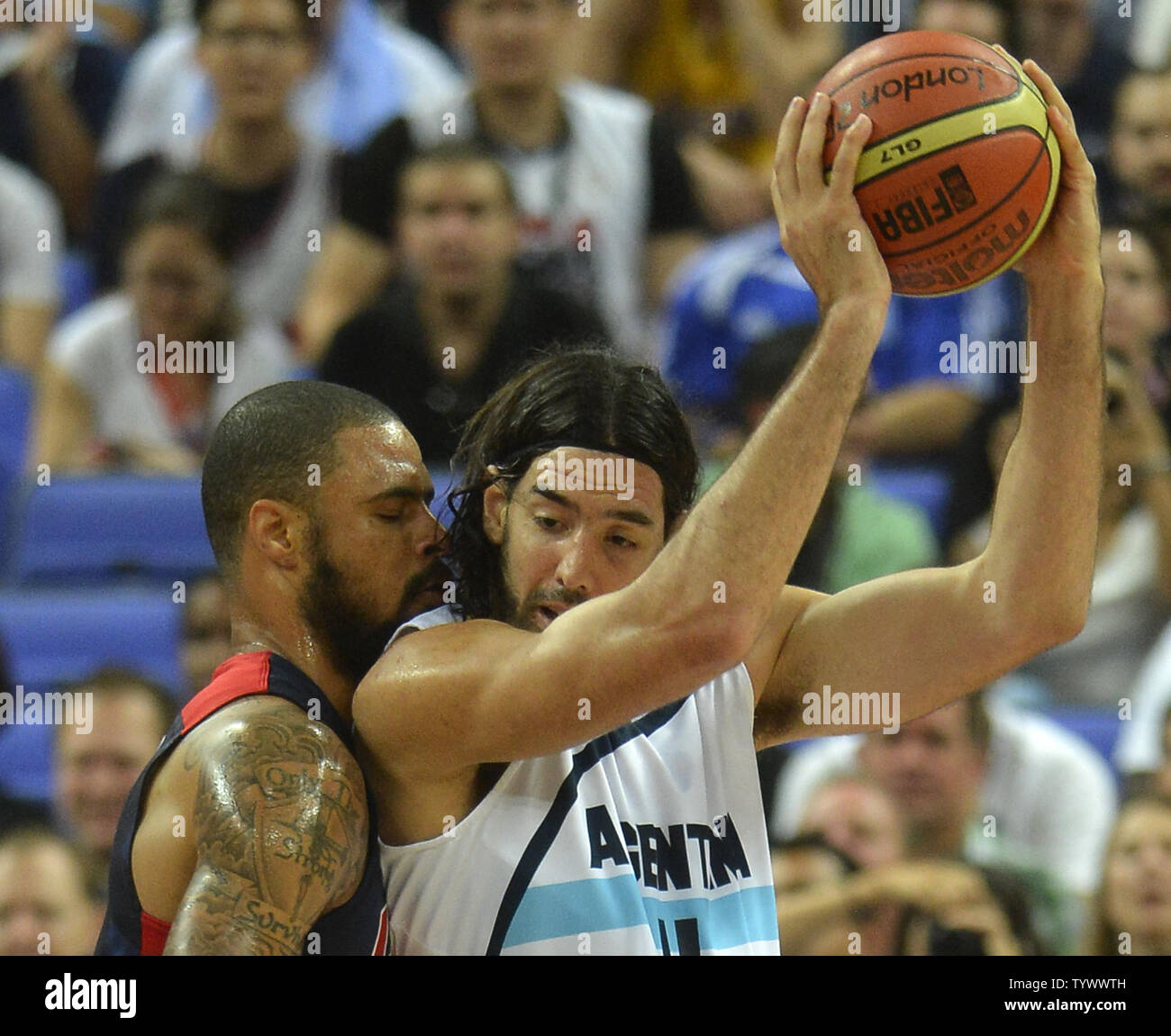 Degli Stati Uniti Tyson Chandler (L) svolge vicino la difesa contro l'Argentina di Luis Scola durante gli Stati Uniti-Argentina di pallacanestro degli uomini di concorrenza Semi-Final, vinto US da 109-83 al 2012 Olimpiadi di estate, 10 agosto 2012, a Londra, in Inghilterra. Gli Stati Uniti svolgeranno in Spagna per la medaglia d'oro nella finale. UPI/Mike Theiler Foto Stock