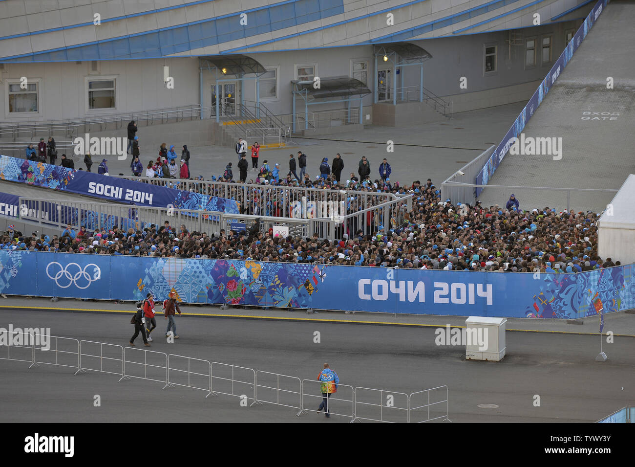 Ventole olimpico attendere per le porte da aprire per la cerimonia di apertura per la Sochi 2014 Olimpiadi invernali il 7 febbraio 2014 in Sochi, Russia. UPI/Brian Kersey Foto Stock