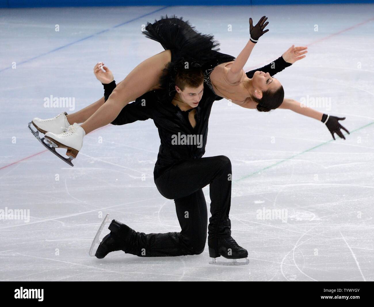 Russi Elena Ilinykh e Nikita Katsalapov pattinare sul ghiaccio dancing finale sul loro modo di vincere una medaglia d'oro nella squadra di pattinaggio di figura durante la Sochi 2014 Olimpiadi invernali il 9 febbraio 2014 in Sochi, Russia. UPI/Molly Riley Foto Stock