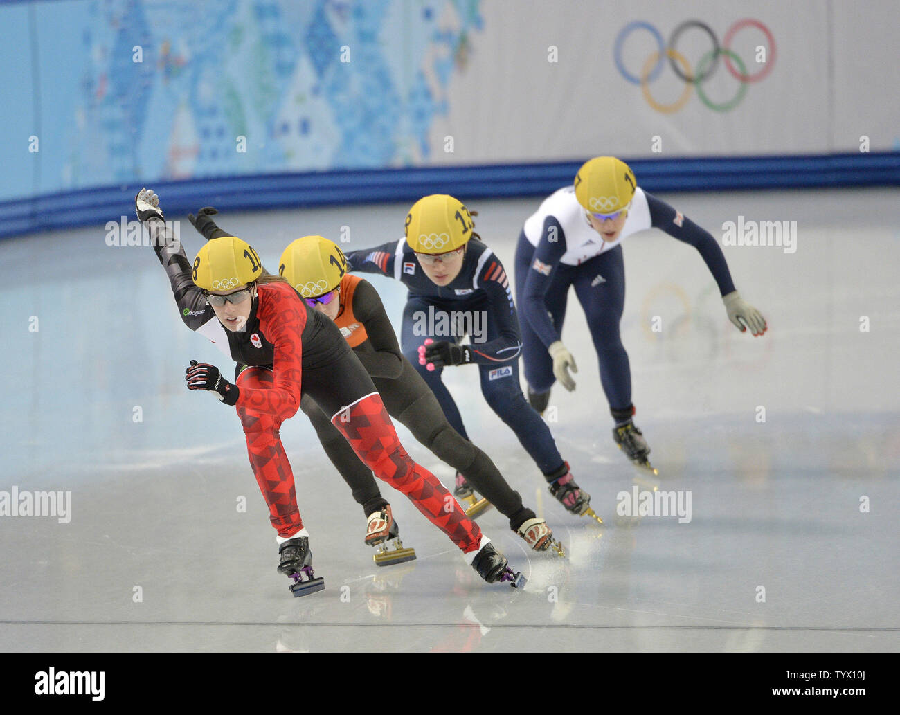 Del Canada Marianne St-Gelais (L-R), Paesi Bassi " Yara van Kerkhof, Corea del Parco Seung-Hi e Gran Bretagna Charlotte Gilmartin competere nel Signore' 500M short track pattinaggio di velocità quarti di finale a Sochi 2014 Olimpiadi invernali il 13 febbraio 2014 in Sochi, Russia. UPI/Brian Kersey Foto Stock