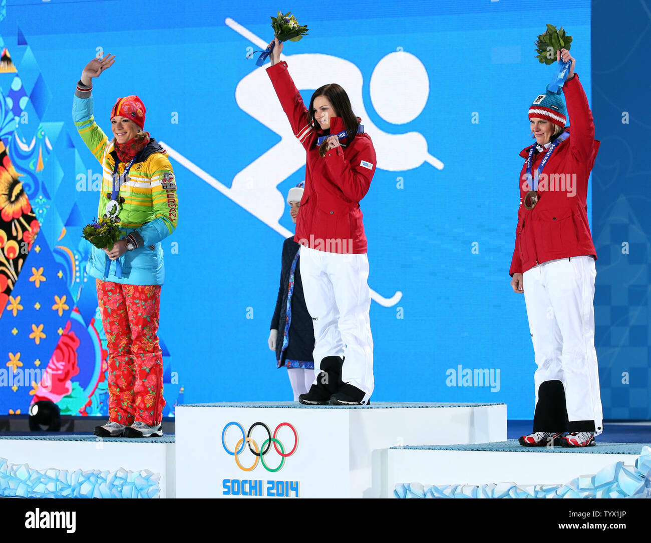 (Da l a r) Germania medaglia di argento Maria Hoefl-Riesch, Austria la medaglia di oro Anna Fenninger e Austria la medaglia di bronzo Nicole Hosp jubilate durante la premiazione per le donne lo sci alpino: super-G durante la Sochi Olimpiadi invernali il 15 febbraio 2014. UPI/Maya Vidon-White Foto Stock