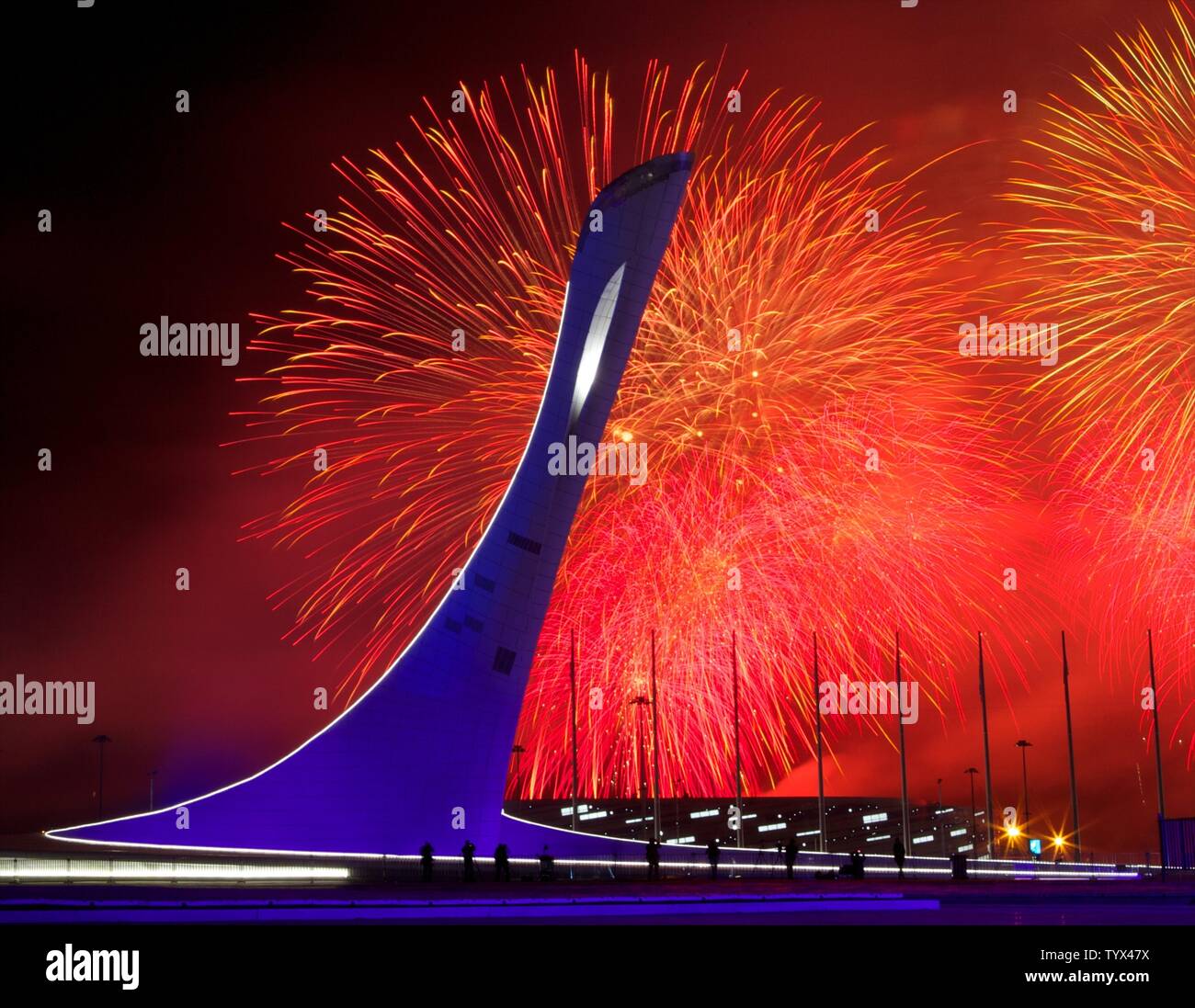 Fuochi d'artificio illuminano il cielo dietro una fiamma-meno calderone a conclusione della cerimonia di chiusura a Sochi 2014 Olimpiadi invernali il 23 febbraio 2014 in Sochi, Russia. PyeongChang, Corea ospiterà i Giochi Invernali 2018. UPI/Molly Riley Foto Stock