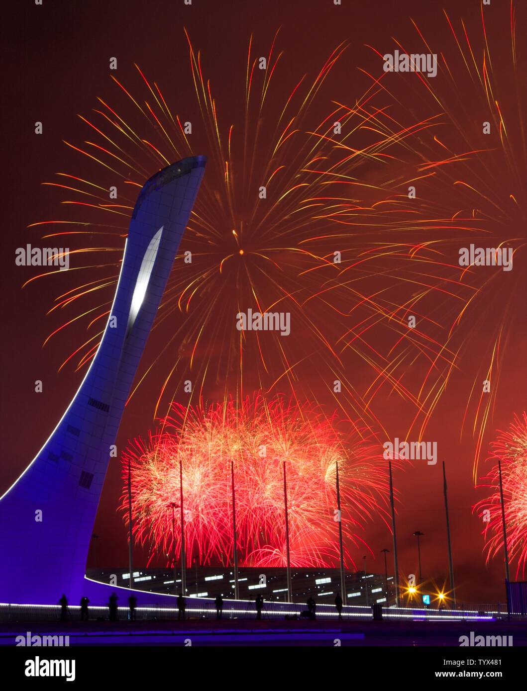 Fuochi d'artificio illuminano il cielo dietro una fiamma-meno calderone a conclusione della cerimonia di chiusura a Sochi 2014 Olimpiadi invernali il 23 febbraio 2014 in Sochi, Russia. PyeongChang, Corea ospiterà i Giochi Invernali 2018. UPI/Molly Riley Foto Stock