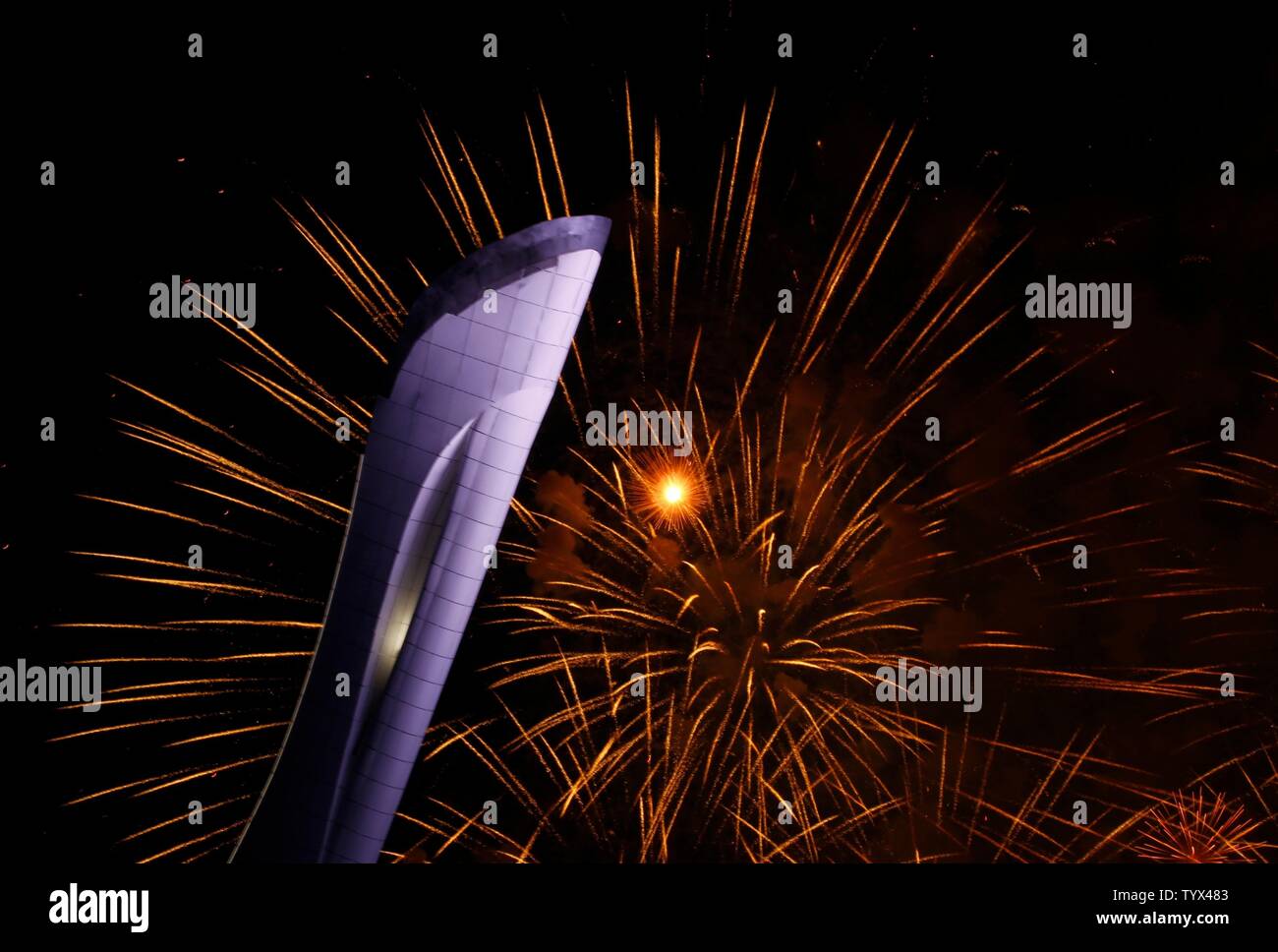Fuochi d'artificio illuminano il cielo dietro una fiamma-meno calderone a conclusione della cerimonia di chiusura a Sochi 2014 Olimpiadi invernali il 23 febbraio 2014 in Sochi, Russia. PyeongChang, Corea ospiterà i Giochi Invernali 2018. UPI/Molly Riley Foto Stock