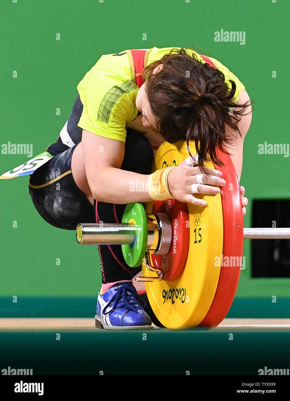 Il Giappone Hiromi Miyake abbracci i pesi in celebrattion di un ascensore nel pulire e porzione di jerk della donna 48 Kg sollevamento pesi al Rio 2016 Olimpiadi di estate a Rio de Janeiro, Brasile, 6 agosto 2016. Miyake ha preso la medaglia di bronzo per essere la prima donna a vincere medaglie in due Olimpiadi nella classe di peso. Foto di Terry Schmitt/UPI Foto Stock