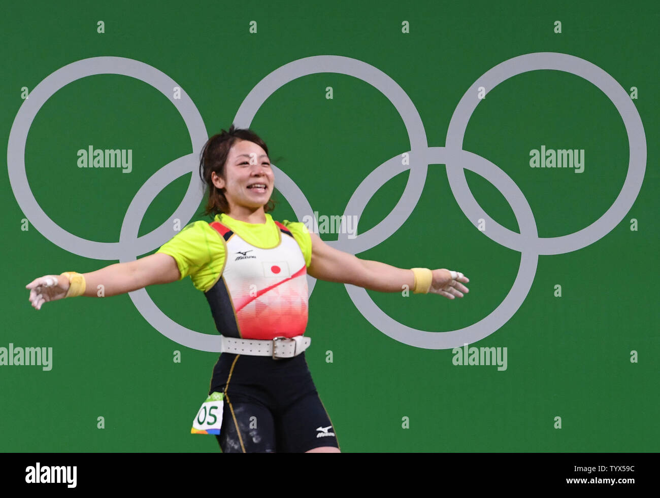 Il Giappone Hiromi Miyake festeggia un ascensore nel pulire e porzione di jerk della donna 48 Kg sollevamento pesi al Rio 2016 Olimpiadi di estate a Rio de Janeiro, Brasile, 6 agosto 2016. Miyake ha preso la medaglia di bronzo per essere la prima donna a vincere medaglie in due Olimpiadi nella classe di peso. Foto di Terry Schmitt/UPI Foto Stock