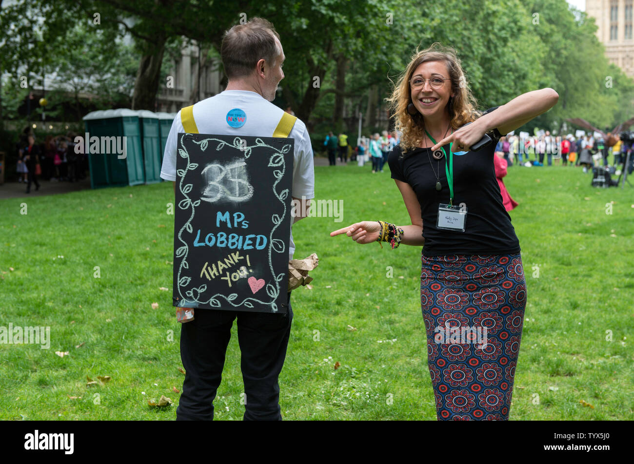 Manifestanti ambientale si radunano attorno a Westminster come essi prendono parte durante la dimostrazione.Environmental manifestanti radunati attorno a Westminster Hall a politici e dite loro che le azioni che devono essere eseguiti per il clima e l'ambiente. Essi hanno anche chiesto la MP, di passare nuove leggi per ridurre le emissioni e per affrontare il problema dell'inquinamento in plastica. Foto Stock