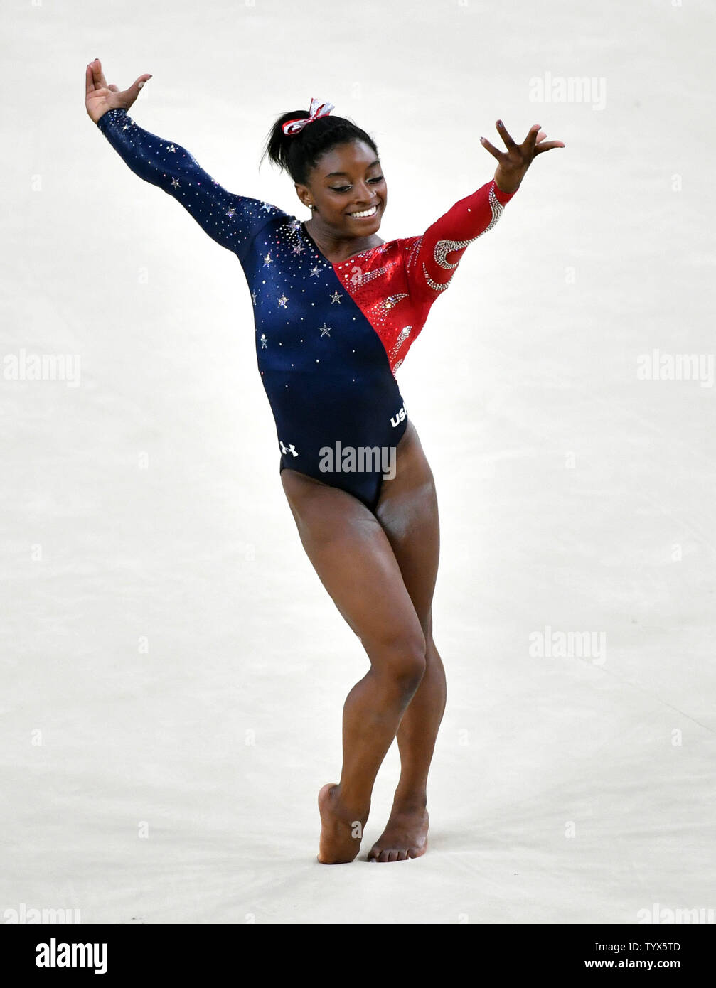 Ginnasta americano Simone Biles compete nel piano delle qualifiche di routine presso il Rio 2016 Olimpiadi di estate a Rio de Janeiro, Brasile, 6 agosto 2016. Foto di Kevin Dietsch/UPI Foto Stock