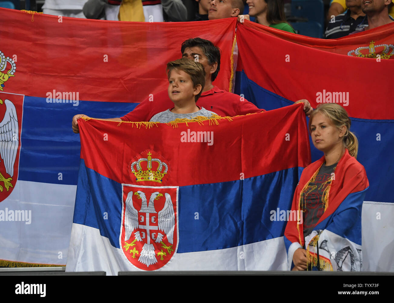 Ventole serbo tenere la loro bandiera durante la fase di introduzione della loro squadra per giocare la Francia in Basketball presso il Rio 2016 Olimpiadi di estate a Rio de Janeiro, Brasile, 10 agosto 2016. Foto di Terry Schmitt/UPI Foto Stock