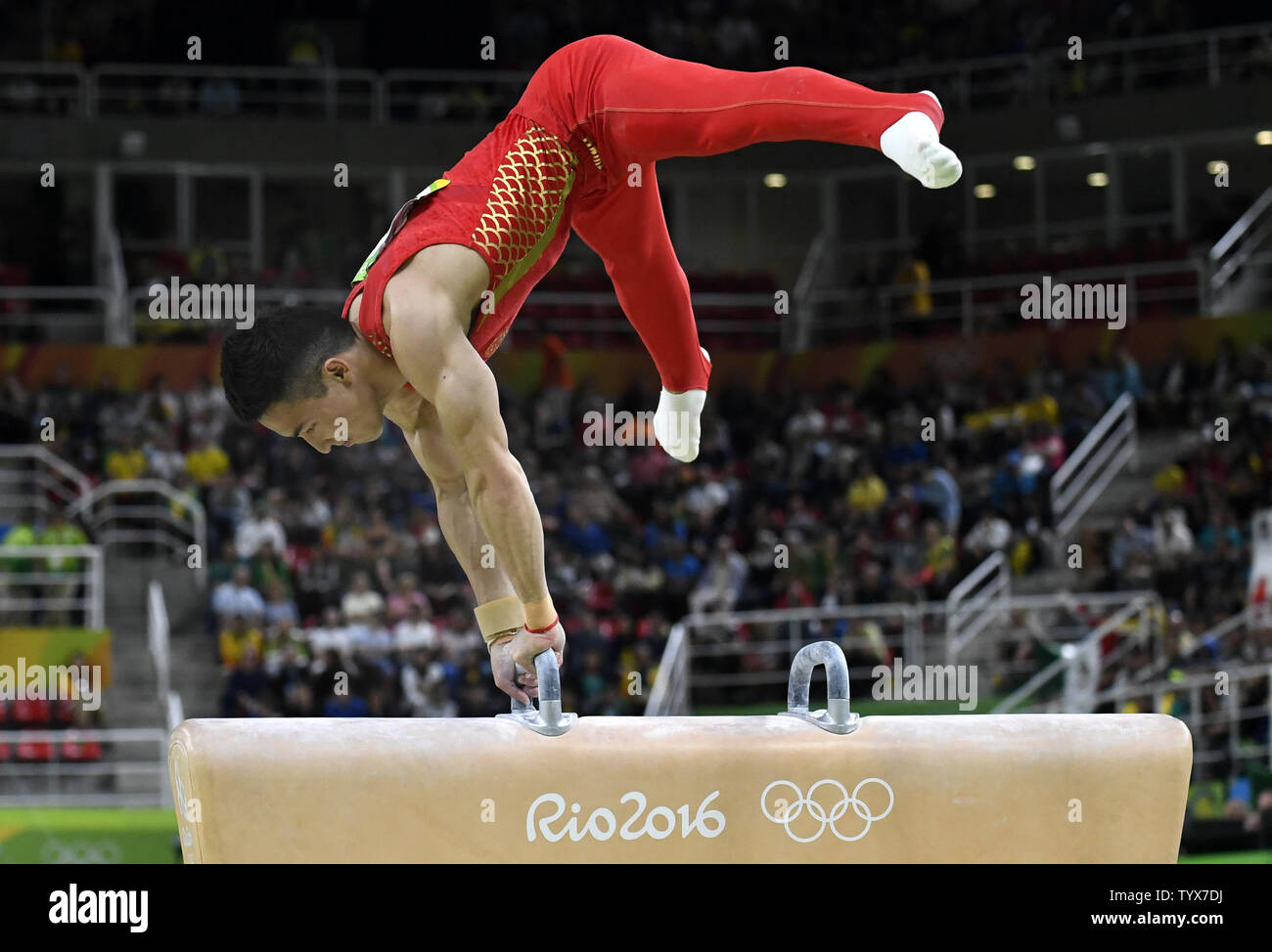 Ginnasta cinese Deng Shudi esegue la sua routine sul cavallo negli uomini di ginnastica artistica completa individuali finali del Rio 2016 Olimpiadi di estate a Rio de Janeiro, Brasile, 10 agosto 2016. Il Giappone Kohei Uchimura ha vinto la medaglia d'oro, dell'Ucraina Oleg Verniaiev ha vinto l'argento e Gran Bretagna Max Whitlock ha vinto il bronzo. Foto di Mike Theiler/UPI Foto Stock