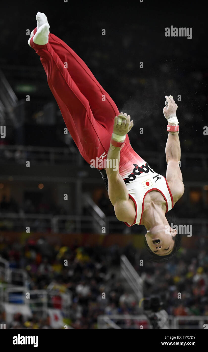 Ginnasta giapponese Kohei Uchimura scende dopo aver eseguito la sua routine sugli anelli in uomini di ginnastica artistica completa individuali finali del Rio 2016 Olimpiadi di estate a Rio de Janeiro, Brasile, 10 agosto 2016. Uchimura ha vinto la medaglia d'Oro, la bordatura di fuori dell'Ucraina Oleg Verniaiev, che ha vinto la medaglia d'argento e Gran Bretagna Max Whitlock ha vinto il bronzo. Foto di Mike Theiler/UPI Foto Stock