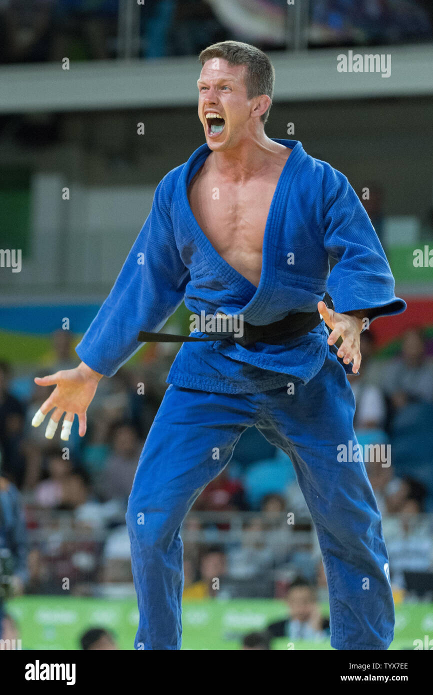 Dirk Van Tichelt del Belgio festeggia dopo la vittoria degli Uomini 73kg Judo medaglia di bronzo matchat Carioca Arena 2 a Rio de Janeiro, Brasile, 8 agosto 2016. Van Tichelt ha vinto la medaglia di bronzo e in seguito è stato aggredito celebrare sulla spiaggia di Copacabana. Foto di Richard Ellis/UPI.. Foto Stock