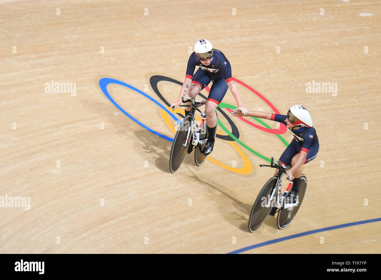 La Gran Bretagna donna cycling team festeggia dopo l'impostazione di un nuovo record del mondo durante le donne del team Pursuit turno di qualificazione al Rio velodromo olimpico durante le 2016 Olimpiadi di estate a Rio de Janeiro, Brasile, il 11 agosto 2016. La Gran Bretagna si è qualificato per la finale e ha stabilito un nuovo record del mondo tempo di 4:13.260. Foto di Richard Ellis/UPI Foto Stock