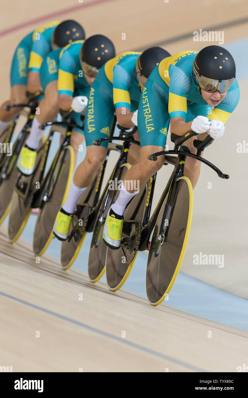 I ciclisti dal team australiano di competere in donne squadra di esercizio turno di qualificazione al Rio velodromo olimpico durante le 2016 Olimpiadi di estate a Rio de Janeiro, Brasile, il 11 agosto 2016. In Australia si è qualificato per il prossimo round con un tempo di 4:19.059. Foto di Richard Ellis/UPI.. Foto Stock