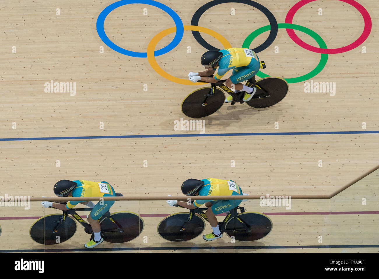 I ciclisti dal team australiano di competere in donne squadra di esercizio turno di qualificazione al Rio velodromo olimpico durante le 2016 Olimpiadi di estate a Rio de Janeiro, Brasile, il 11 agosto 2016. In Australia si è qualificato per il prossimo round con un tempo di 4:19.059. Foto di Richard Ellis/UPI.. Foto Stock