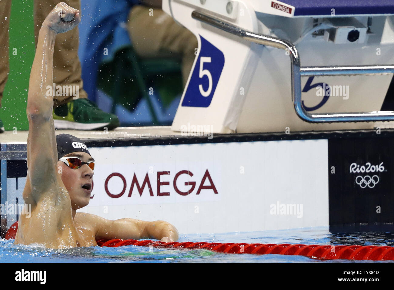 In Russia la Ilia pompe Druzhinin suo pugno dopo aver vinto il secondo calore di uomini del 1500m Freestyle all'Olympic Aquatics Stadium presso il Rio 2016 Olimpiadi di estate a Rio de Janeiro, Brasile, il 12 agosto 2016. Druzhinin al primo posto con un tempo di 14:59.56. Foto di Matteo Healey/UPI Foto Stock