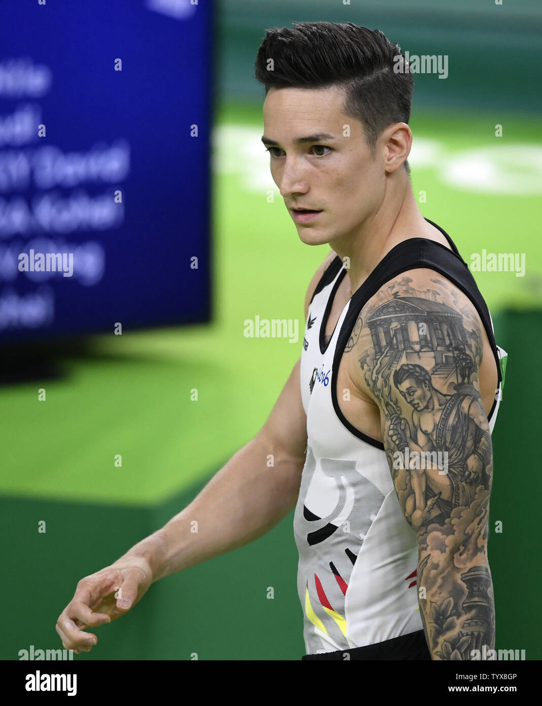 Ginnasta tedesco Marcel Nguyen sport un "sleeve" tattoo di un greco antico Olympic figura sul suo braccio come egli attende l'inizio dell'uomo di ginnastica artistica completa individuali finali del Rio 2016 Olimpiadi di estate a Rio de Janeiro, Brasile, 10 agosto 2016. Foto di Mike Theiler/UPI Foto Stock