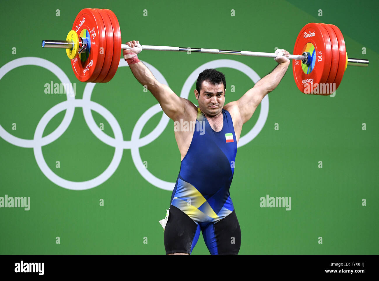 Dell'Iran Moradi Sohrab fa la sua seconda alzata a 178 kg nel carpire durante il sollevamento pesi un gruppo 94-kg classe concorso al Rio 2016 Olimpiadi di estate a Rio de Janeiro, Brasile, 13 agosto 2016. Moradi ha vinto la medaglia d'oro, Bielorussia " Vadzim Straltsou ha vinto l'argento e Aurimas Didzbalis ha vinto il bronzo. Foto di Mike Theiler/UPI Foto Stock
