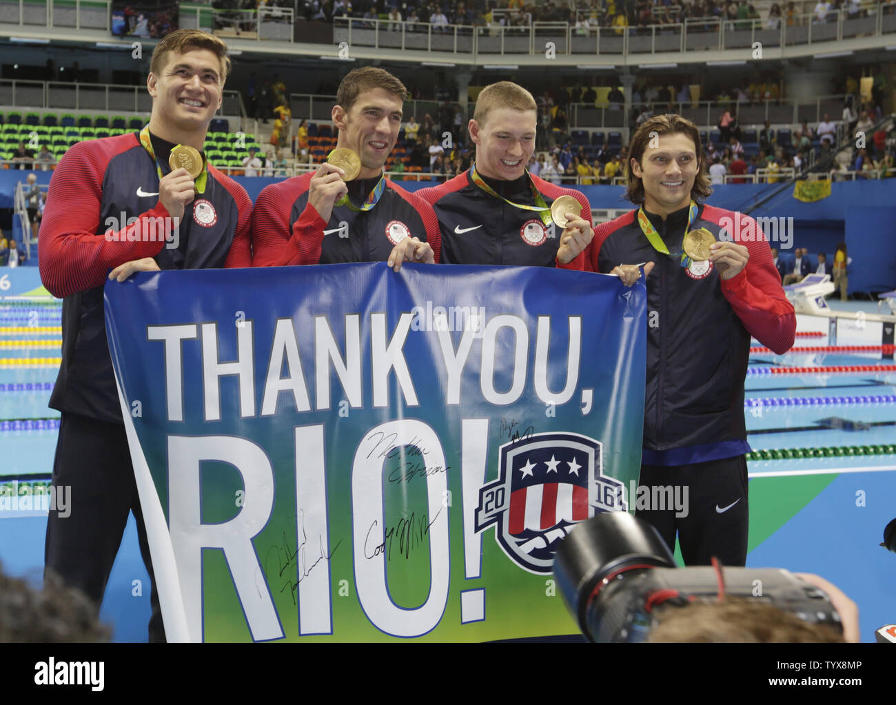 Gold medalists Ryan Murphy, Cody Miller, Michael Phelps e Nathan Adrian degli Stati Uniti celebrare dopo la premiazione dopo gli uomini del 4 x 100m relè Medley finale alla Olympic Aquatics Stadium presso il Rio 2016 Olimpiadi di estate a Rio de Janeiro, Brasile, il 13 agosto 2016. Michael Phelps vince il suo ventitreesimo tutti i tempi medaglia d'oro alle Olimpiadi. Foto di Matteo Healey/UPI Foto Stock