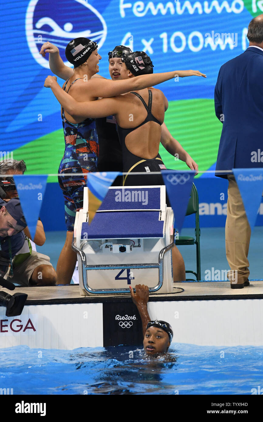 Stati Uniti d'America's Simone Manuel, va a finire come compagni di squadra è Dana Vollmer, sinistra, Lilly Re e Kathleen Baker reagire dopo aver vinto l'oro nel femminile 4 x 100m relè medley finale alla Olympic Aquatics Stadium presso il Rio 2016 Olimpiadi di estate a Rio de Janeiro, Brasile, il 13 agosto 2016. Gli Stati Uniti hanno vinto la medaglia d'oro, Australia l'argento e la Danimarca il bronzo. Foto di Richard Ellis/UPI.. Foto Stock