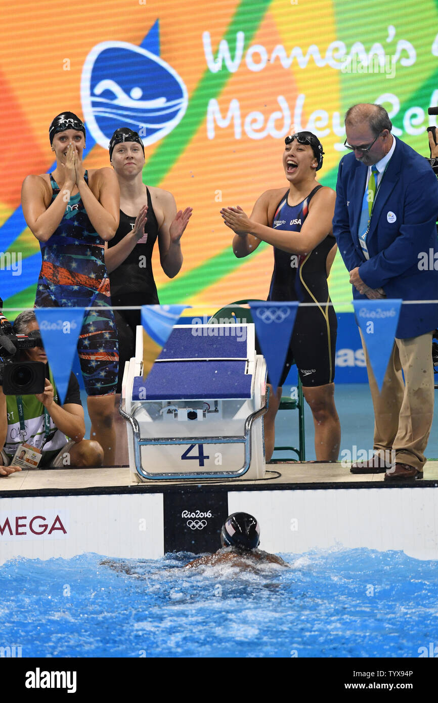 Stati Uniti d'America's Simone Manuel, va a finire come compagni di squadra è Dana Vollmer, sinistra, Lilly Re e Kathleen Baker reagire dopo aver vinto l'oro nel femminile 4 x 100m relè medley finale alla Olympic Aquatics Stadium presso il Rio 2016 Olimpiadi di estate a Rio de Janeiro, Brasile, il 13 agosto 2016. Gli Stati Uniti hanno vinto la medaglia d'oro, Australia l'argento e la Danimarca il bronzo. Foto di Richard Ellis/UPI.. Foto Stock