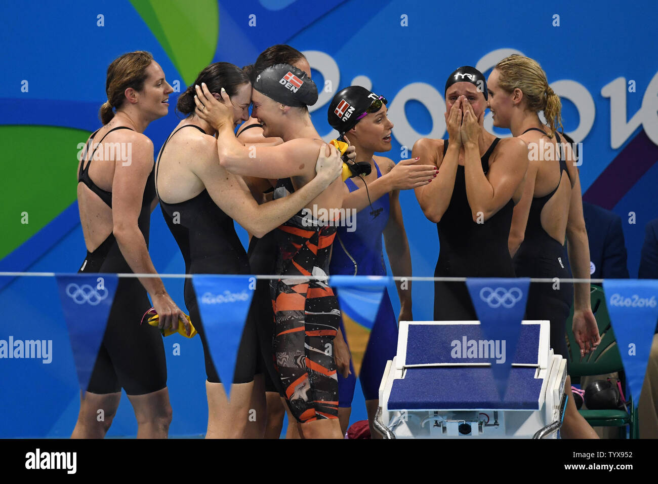 Il danese per la staffetta femminile abbraccio di squadra dopo aver vinto il bronzo nel femminile 4 x 100m relè medley finale alla Olympic Aquatics Stadium presso il Rio 2016 Olimpiadi di estate a Rio de Janeiro, Brasile, il 13 agosto 2016. Gli Stati Uniti hanno vinto la medaglia d'oro, Australia l'argento e la Danimarca il bronzo. Foto di Richard Ellis/UPI.. Foto Stock