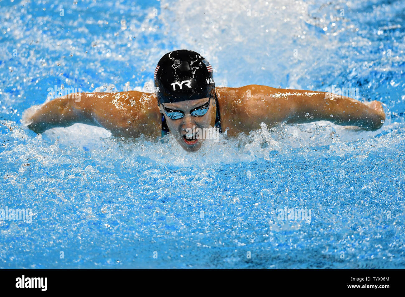 Dana Vollmer degli Stati Uniti nuota la farfalla nel femminile 4 x 100m relè medley finale alla Olympic Aquatics Stadium presso il Rio 2016 Olimpiadi di estate a Rio de Janeiro, Brasile, il 13 agosto 2016. Gli Stati Uniti hanno vinto la medaglia d'oro, Australia l'argento e la Danimarca il bronzo. Foto di Richard Ellis/UPI.. Foto Stock