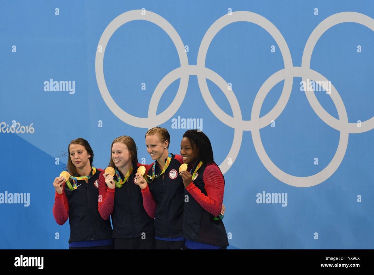 Kathleen Baker, Lilly Re, Dana Vollmer, Simone Manuel degli Stati Uniti durante la premiazione dopo aver vinto la medaglia d'oro nel femminile 4 x 100m relè Medley finale alla Olympic Aquatics Stadium presso il Rio 2016 Olimpiadi di estate a Rio de Janeiro, Brasile, il 13 agosto 2016. Gli Stati Uniti hanno vinto la medaglia d'oro, Australia l'argento e la Danimarca il bronzo. Foto di Richard Ellis/UPI.. Foto Stock