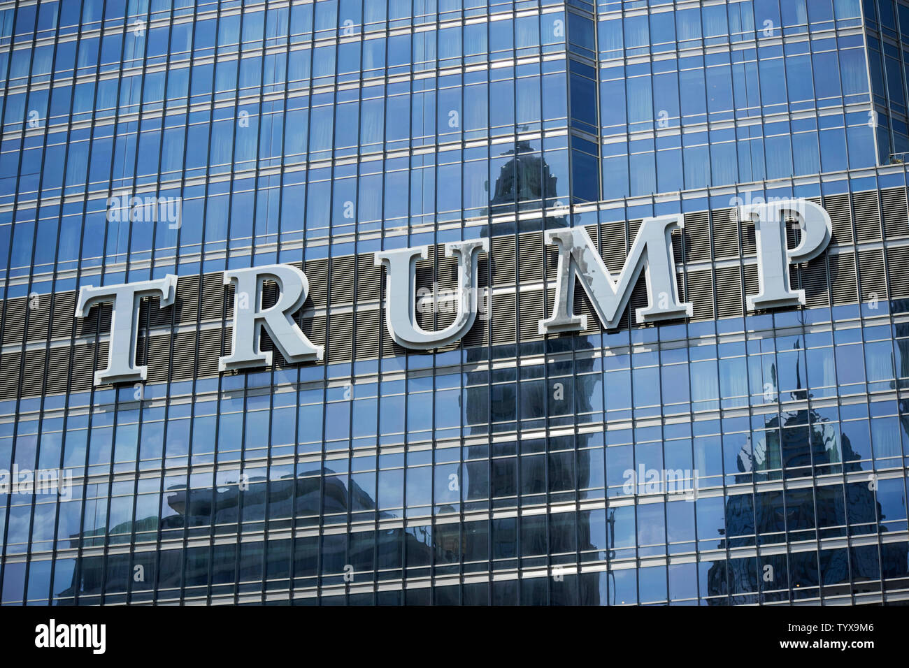Trump nome in lettere di grandi dimensioni sul lato del Trump International Hotel and Tower CHICAGO IL USA Foto Stock