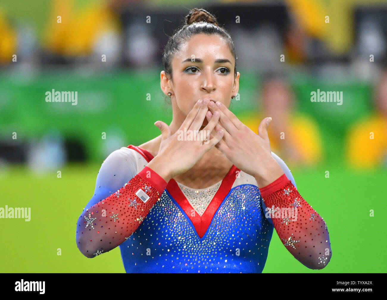 Aly Raisman del Stati Uniti soffia un bacio dopo che ella compete e vince la medaglia d argento nel pavimento esercitare all'Olympic Arena del Rio 2016 Olimpiadi di estate a Rio de Janeiro, Brasile, 16 agosto 2016. Foto di Kevin Dietsch/UPI Foto Stock