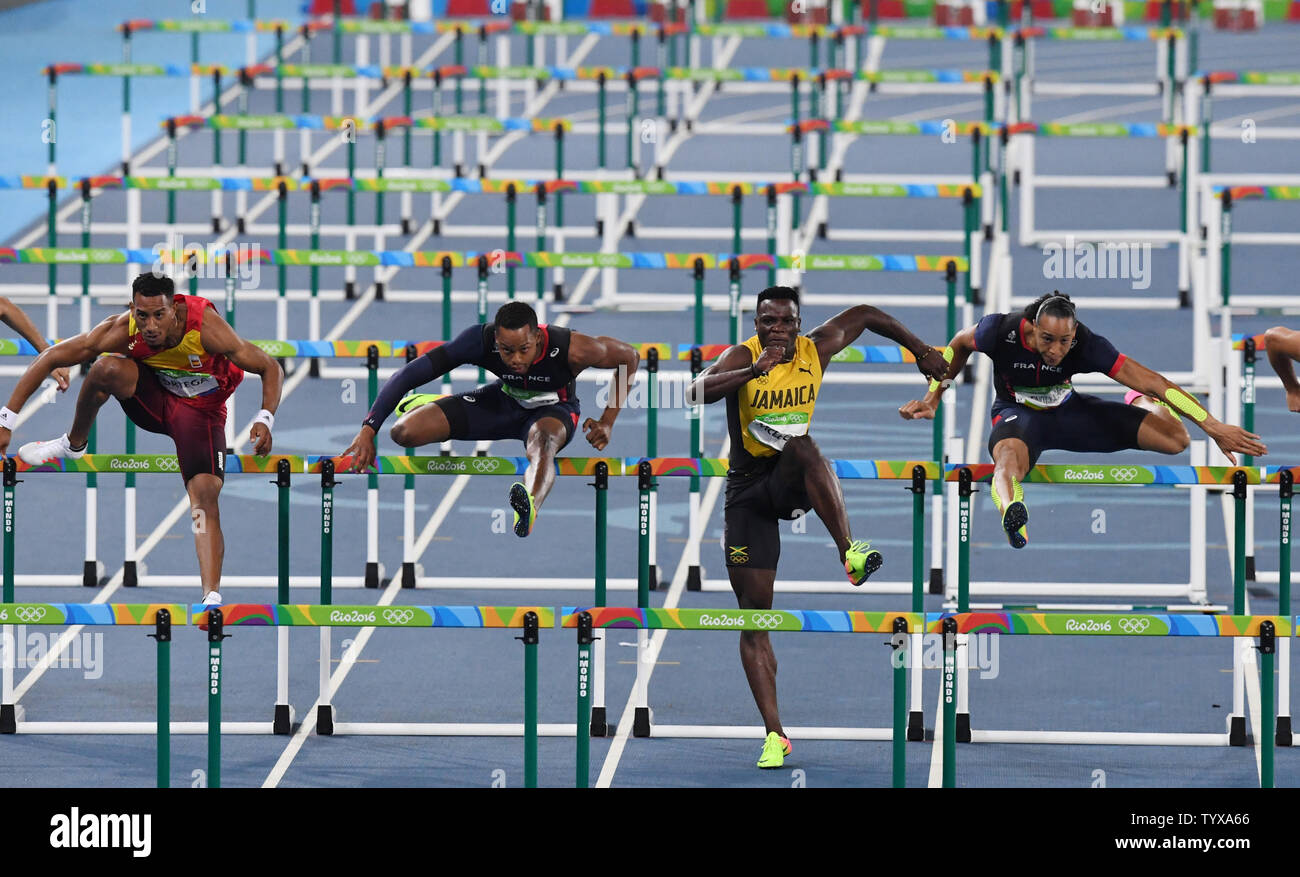 Omar Mcleod della Giamaica compete e vince la medaglia d'oro in Uomini 110m Hurdles Finale allo Stadio Olimpico presso il Rio 2016 Olimpiadi di estate a Rio de Janeiro, Brasile, il 16 agosto 2016. Foto di Richard Ellis/UPI Foto Stock