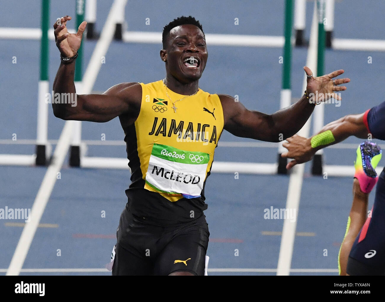 Omar Mcleod della Giamaica celebra dopo vince la medaglia d'oro in Uomini 110m Hurdles Finale allo Stadio Olimpico presso il Rio 2016 Olimpiadi di estate a Rio de Janeiro, Brasile, il 16 agosto 2016. Foto di Richard Ellis/UPI Foto Stock