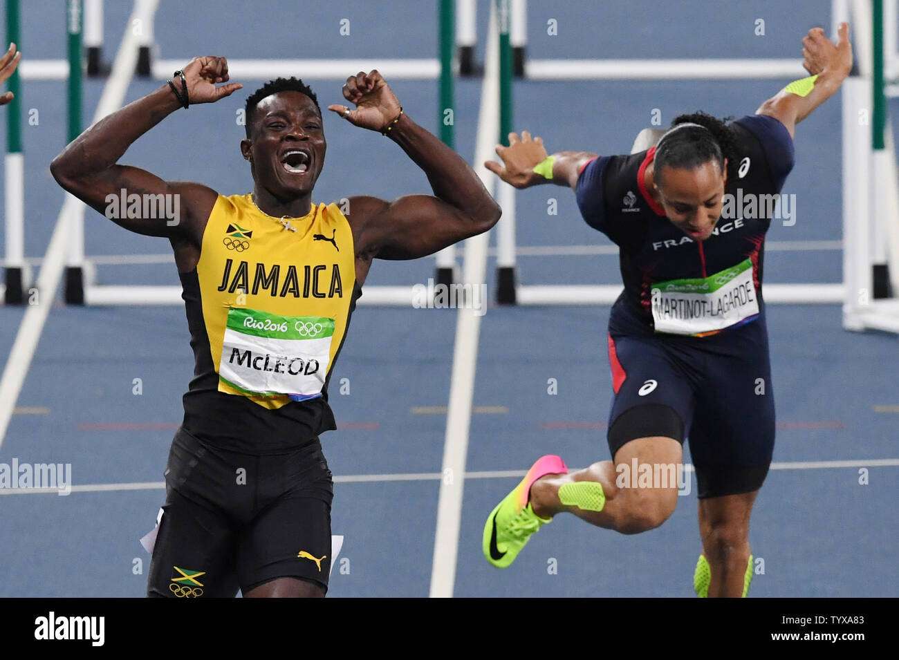 Omar Mcleod della Giamaica celebra dopo vince la medaglia d'oro in Uomini 110m Hurdles Finale allo Stadio Olimpico presso il Rio 2016 Olimpiadi di estate a Rio de Janeiro, Brasile, il 16 agosto 2016. Foto di Richard Ellis/UPI Foto Stock