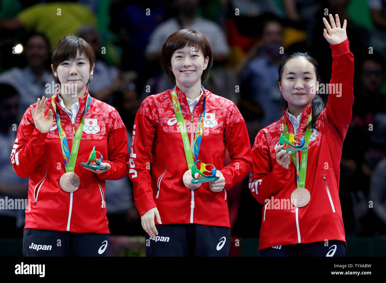 Team Japan posano con le loro medaglie di bronzo alla premiazione dopo la sconfitta di Singapore in donne squadra Ping Pong nel Riocentro padiglione 3 presso il Rio 2016 Olimpiadi di estate a Rio de Janeiro, Brasile, il 16 agosto 2016. Foto di Matteo Healey/UPI Foto Stock