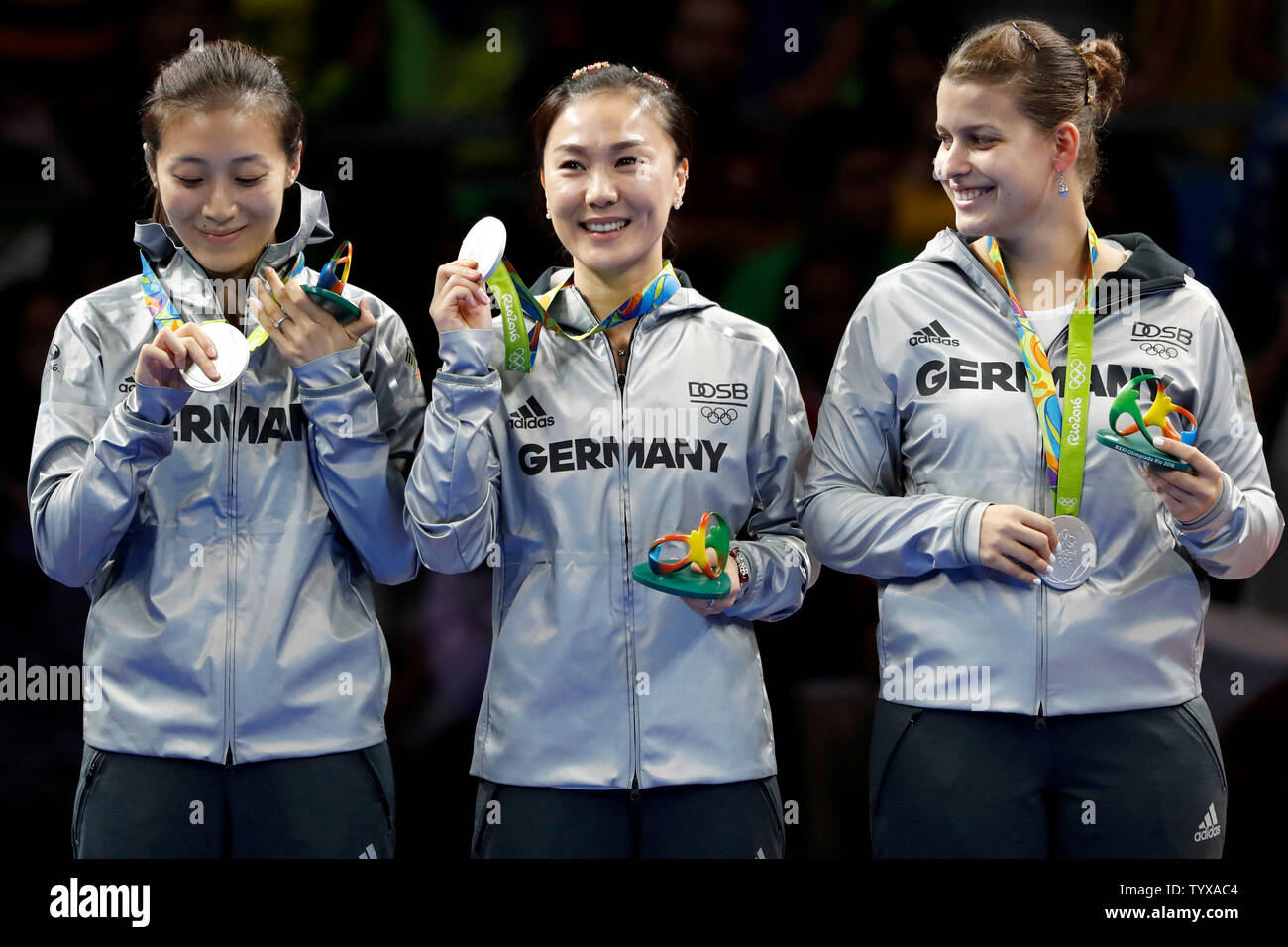 Team Germany posano con le loro medaglie d argento alla premiazione dopo aver perso per la Cina in donne squadra Ping Pong nel Riocentro padiglione 3 presso il Rio 2016 Olimpiadi di estate a Rio de Janeiro, Brasile, il 16 agosto 2016. Foto di Matteo Healey/UPI Foto Stock
