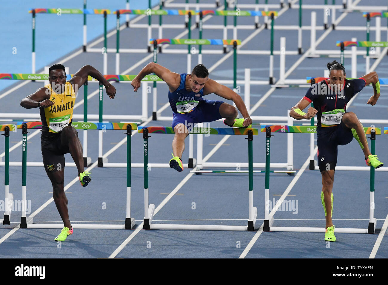 Omar McLeod della Giamaica davanti a Devon Allen del STATI UNITI D'AMERICA, centro e Pascal Martinot-Lagarde della Francia durante gli Uomini 110m Hurdles semifinale allo Stadio Olimpico presso il Rio 2016 Olimpiadi di estate a Rio de Janeiro, Brasile, il 16 agosto 2016. McLeod ha vinto la semifinale con un tempo di 13,15. Foto di Richard Ellis/UPI Foto Stock