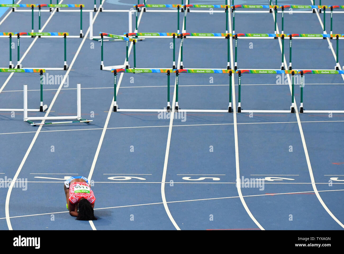 Gelsomino Camacho-Quinn di Puerto Rico rientra in pista dopo che ella compete in donne 100m Ostacoli semifinali presso lo Stadio Olimpico al Rio 2016 Olimpiadi di estate a Rio de Janeiro, Brasile, il 17 agosto 2016. Foto di Kevin Dietsch/UPI Foto Stock