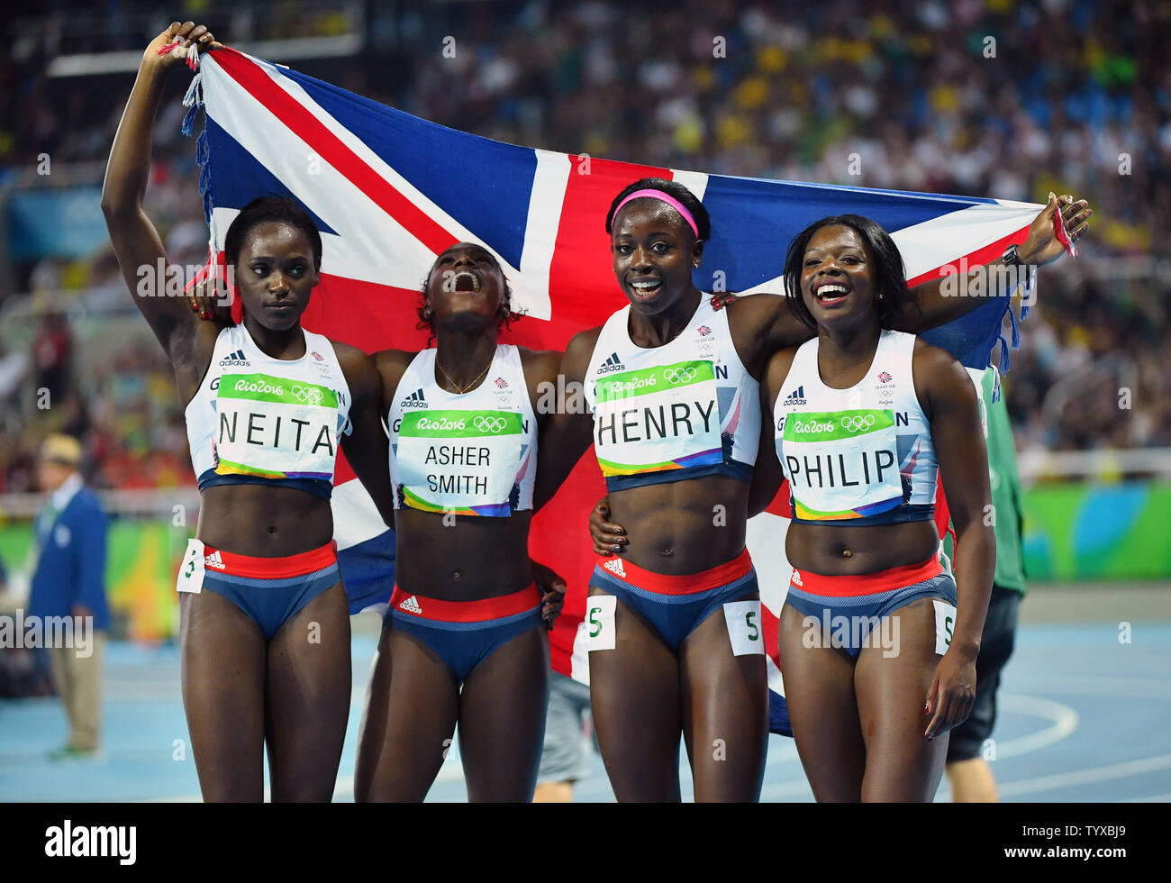 Asha Philip, Desiree Henry, Dina Asher-Smith e Daryll Neita di Gran Bretagna celebrano vincendo il bronzo della Donne Staffetta 4 x 100m Finale allo Stadio Olimpico presso il Rio 2016 Olimpiadi di estate a Rio de Janeiro, Brasile, il 19 agosto 2016. Foto di Kevin Dietsch/UPI Foto Stock