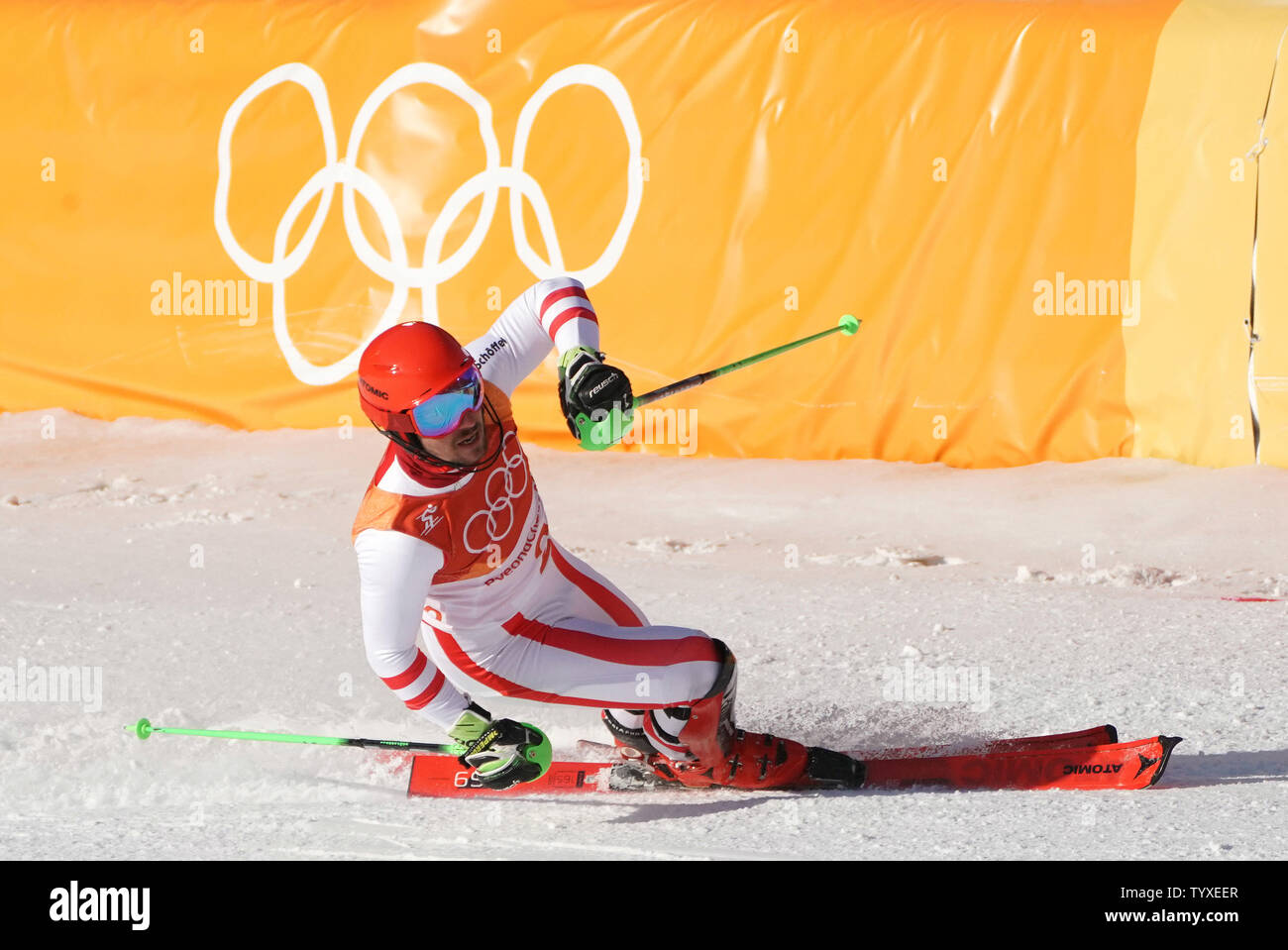 Austrian Marcel Hirscher reagisce come egli vince il Gold in uomini della mietitrebbia alpino al Pyeongchang 2018 Olimpiadi invernali di Pyeongchang, Corea del Sud, il 13 febbraio 2018. Hirscher ha vinto con un tempo combinato di 2:06.52. Foto di Kevin Dietsch/UPI Foto Stock