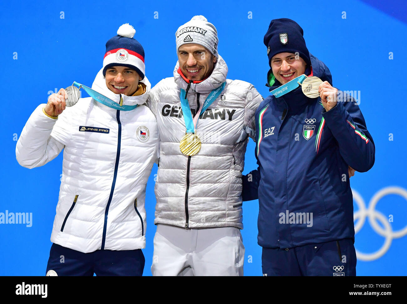 Medaglia di argento ceco Michal Krcmar (L), medaglia d'oro Arnd Peiffer (C) e la medaglia di bronzo in Italia Dominik Windisch pongono durante la premiazione per il Biathlon uomini 10km Sprint al Medal Plaza durante il Pyeongchang 2018 Olimpiadi invernali di Pyeongchang, Corea del Sud, il 13 febbraio 2018. Foto di Kevin Dietsch/UPI Foto Stock