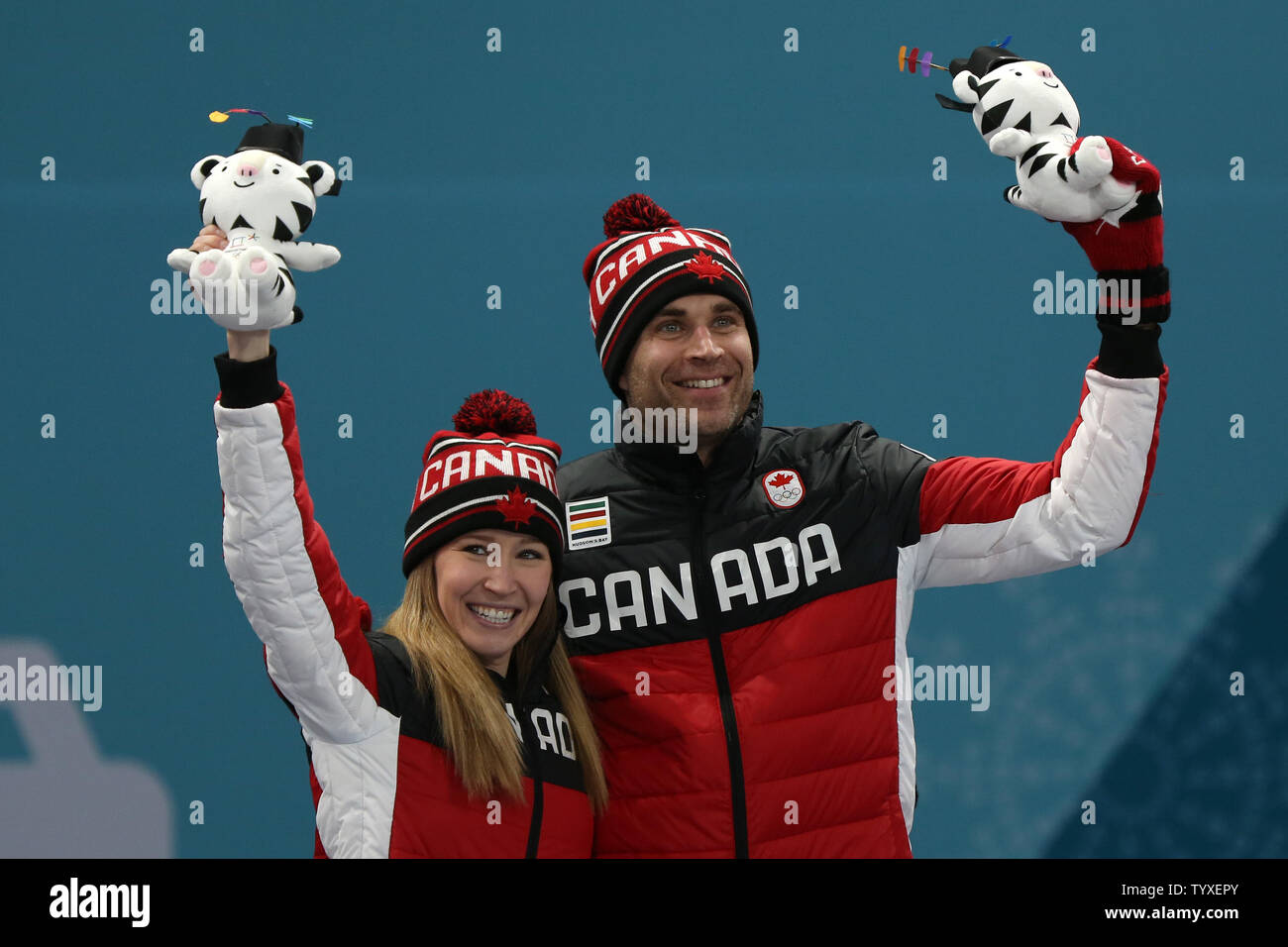 Kaitlyn Lawes (L) e John Morris del Canada celebrare con l'inverno Mascotte olimpica 'Soohorang' durante la cerimonia dei vincitori dopo aver vinto la medaglia d'oro doppi misti partita contro la Svizzera a Gangneung Centro di Curling in Gangneung, la Corea del Sud durante il 2018 Pyeongchang Olimpiadi invernali il 13 febbraio 2018. Il Canada ha vinto 10-3. Foto di Andrew Wong/UPI Foto Stock