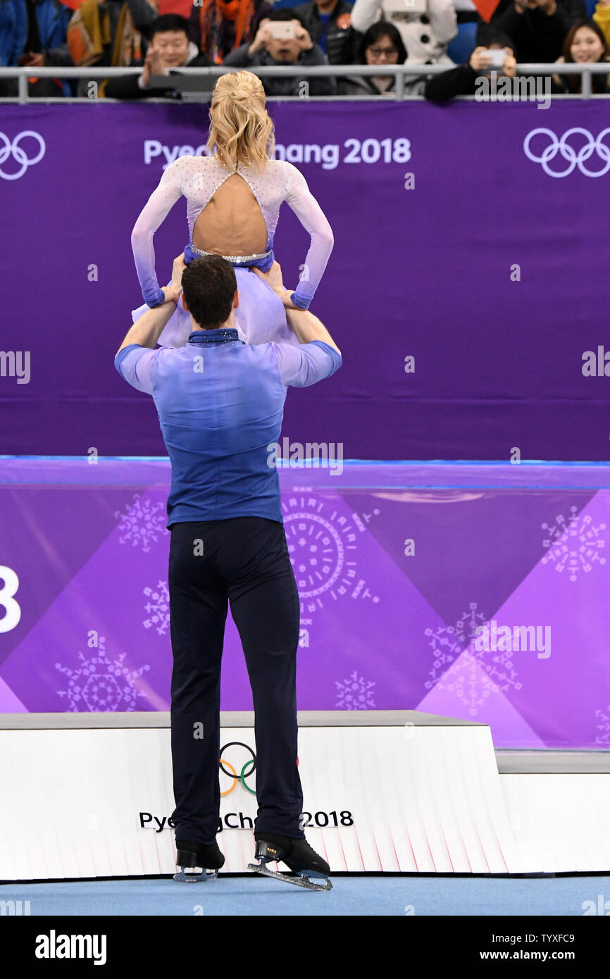 Gold medalists Bruno Massot solleva il suo partner Aljona Savchenko alla vittoria podio durante la cerimonia di premiazione in coppie di Pattinaggio di figura il pattinaggio gratuito al Pyeongchang 2018 Olimpiadi invernali, in Gangneung, Corea del Sud, il 15 febbraio 2018. Foto di Richard Ellis/UPI Foto Stock