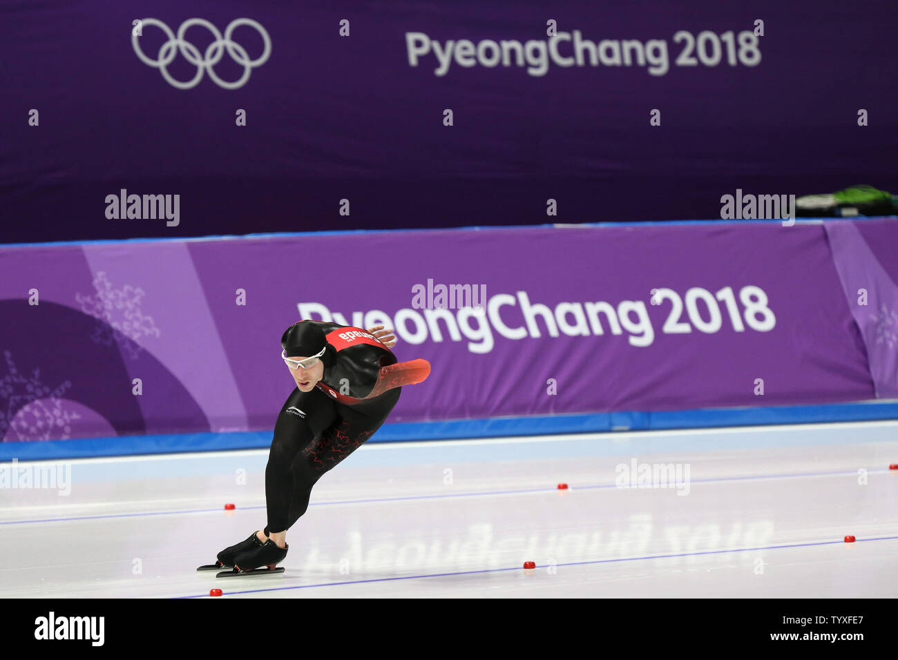 Ted-Jan Bloemen del Canada i poteri del suo modo di impostazione di un record olimpico di 12:39,77 min per vincere la medaglia d'oro dell'uomo 10.000m pattinaggio di velocità a Gangneung ovale in Gangneung, la Corea del Sud durante il 2018 Pyeongchang Olimpiadi invernali il 15 febbraio 2018. Foto di Andrew Wong/UPI Foto Stock