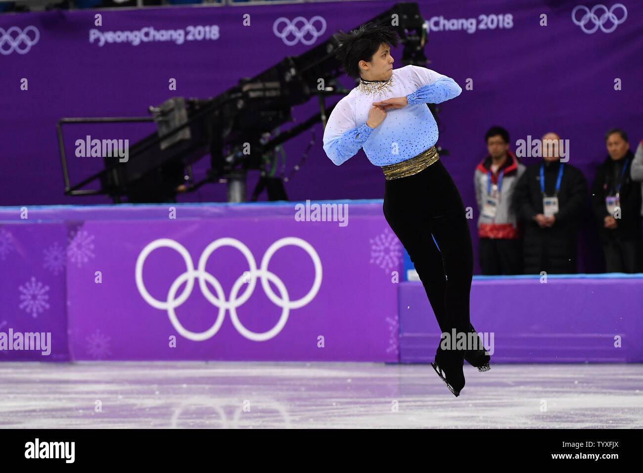 Yuzuru Hanyu del Giappone compete in uomini di pattinaggio singolo breve programma durante il Pyeongchang 2018 Olimpiadi invernali, a Gangneung Ice Arena in Gangneung, Corea del Sud, il 16 febbraio 2018. Hanyu terminato il giorno uno degli uomini del caso in primo luogo. Foto di Richard Ellis/UPI Foto Stock