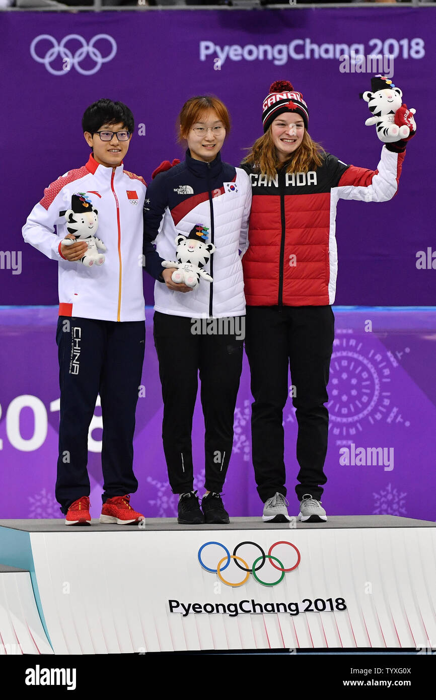 Medaglia d'oro Choi Min Jeong, centro, pone con medaglia d'argento Li Junyu della Cina e medaglia di bronzo Kim Boutin del Canada durante la cerimonia di premiazione per signore 1500m Short Track pattinaggio di velocità a Pyeongchang 2018 Olimpiadi invernali, a Gangneung Ice Arena in Gangneung, Corea del Sud, il 17 febbraio 2018. Foto di Richard Ellis/UPI Foto Stock