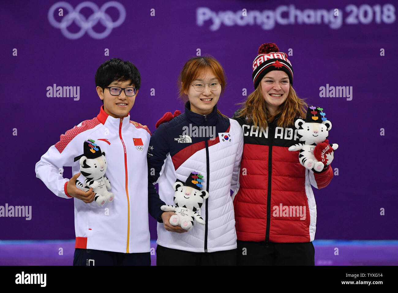 Medaglia d'oro Choi Min Jeong, centro, pone con medaglia d'argento Li Junyu della Cina e medaglia di bronzo Kim Boutin del Canada durante la cerimonia di premiazione per signore 1500m Short Track pattinaggio di velocità a Pyeongchang 2018 Olimpiadi invernali, a Gangneung Ice Arena in Gangneung, Corea del Sud, il 17 febbraio 2018. Foto di Richard Ellis/UPI Foto Stock
