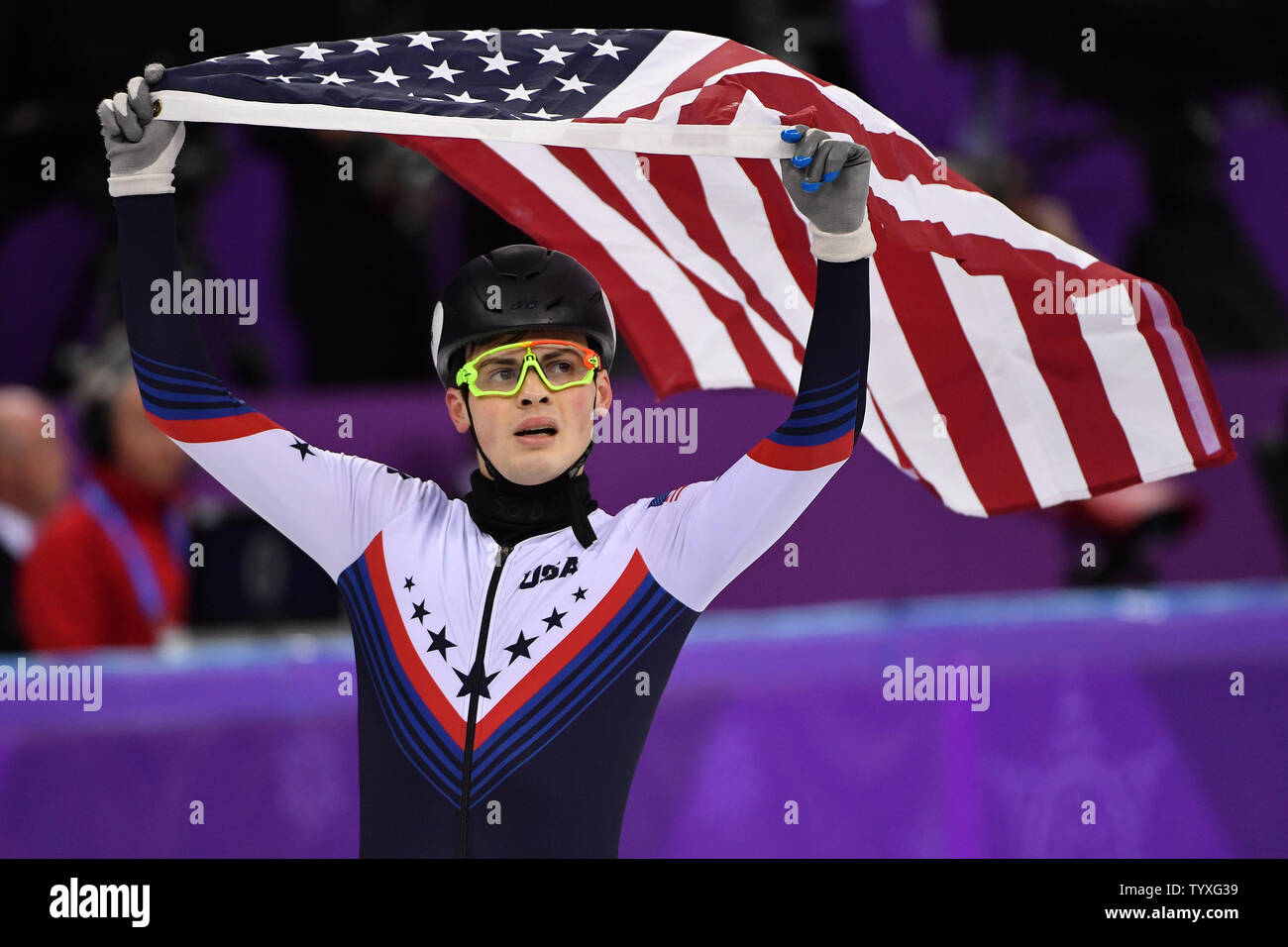 John-Henry Krueger degli Stati Uniti richiede un giro di vittoria dopo aver vinto la medaglia d'argento negli uomini 1000m Short Track pattinaggio di velocità finali all'Pyeongchang 2018 Olimpiadi invernali, a Gangneung Ice Arena in Gangneung, Corea del Sud, il 17 febbraio 2018. Krueger ha vinto l'argento, Samuel Girard del Canada di oro e di Seo Yira della Corea del Sud il bronzo. Foto di Richard Ellis/UPI Foto Stock