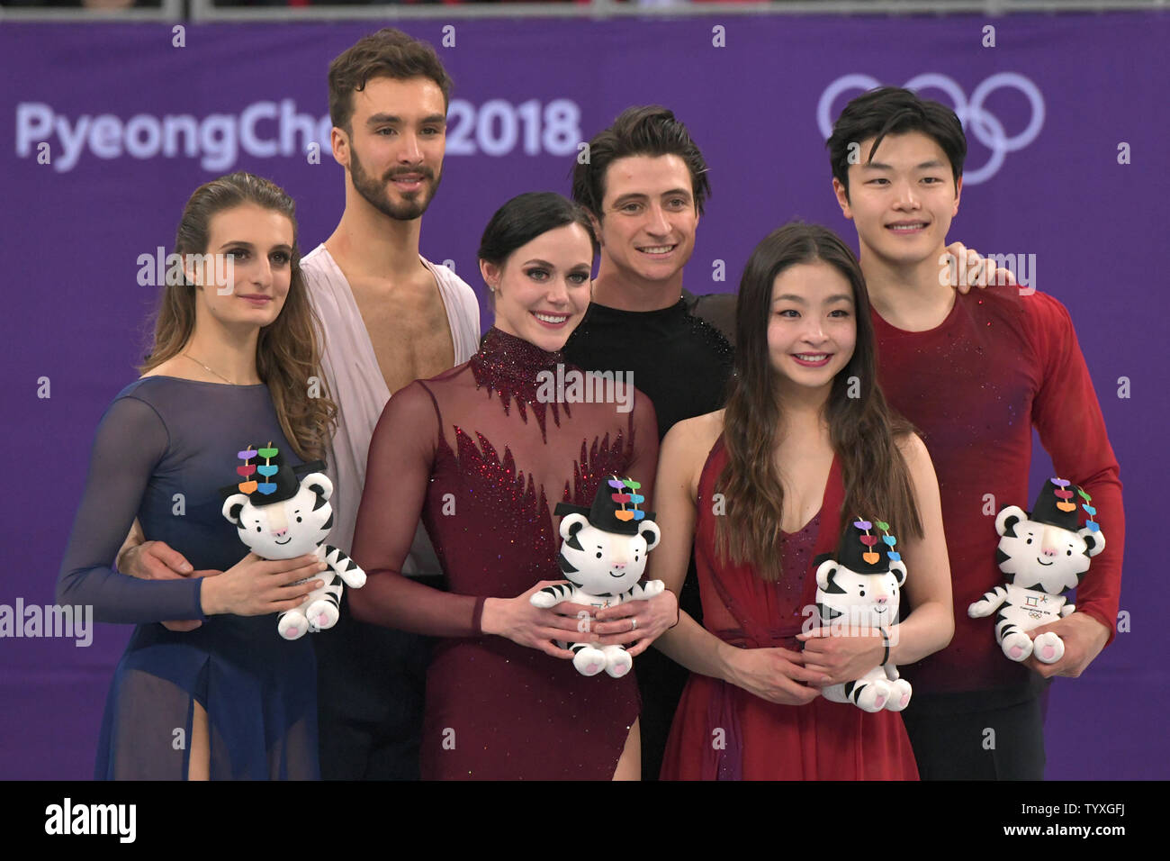 Vincitori di medaglie nella danza su ghiaccio Danza libera pongono insieme durante la cerimonia di premiazione presso il Pyeongchang 2018 Olimpiadi invernali, a Gangneung Ice Arena in Gangneung, Corea del Sud, il 20 febbraio 2018. In piedi da sinistra a destra sono: Silver medalists Gabriella Papadakis e Guillaume Cizeron della Francia, gold medalists Tessa virtù e Scott moiré del Canada e bronzo medalists Maia Shibutani e Alex Shibutani degli STATI UNITI D'AMERICA. Foto di Richard Ellis/UPI Foto Stock