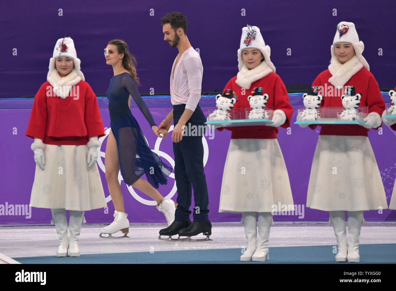 Silver medalists Gabriella Papadakis e Guillaume Cizeron di Francia skate passato il cerimoniale di presentatori durante la cerimonia per la danza su ghiaccio Danza libera al Pyeongchang 2018 Olimpiadi invernali, a Gangneung Ice Arena in Gangneung, Corea del Sud, il 20 febbraio 2018. Foto di Richard Ellis/UPI Foto Stock