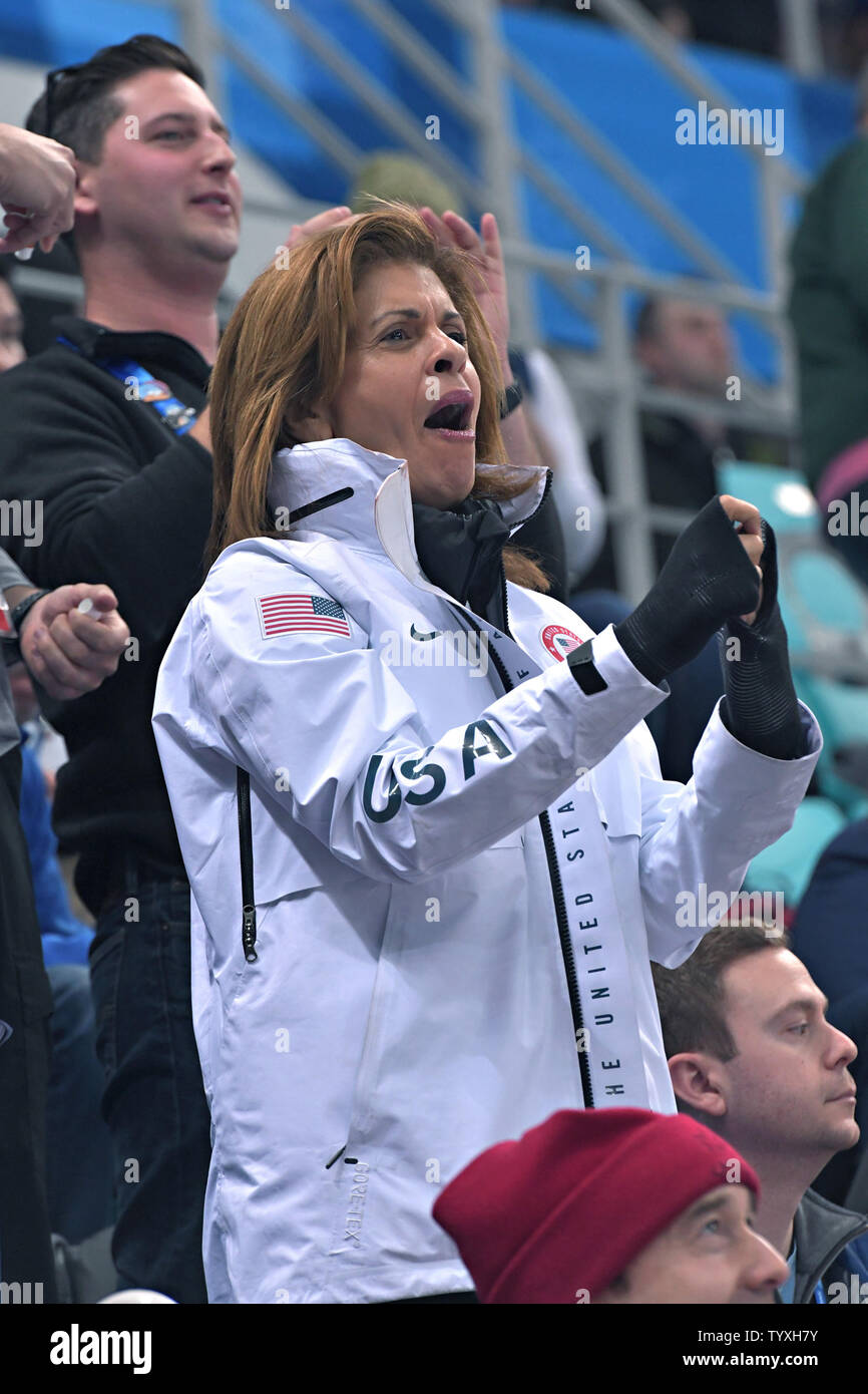 Hoda Kotb, ospite di NBC Today Show cheers su Team USA durante le donne del Hockey su ghiaccio finali all'Pyeongchang 2018 Olimpiadi invernali, in Gangneung Hockey Center in Gangneung, Corea del Sud, il 22 febbraio 2018. Foto di Richard Ellis/UPI Foto Stock